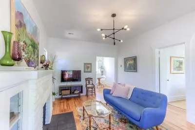 Image de Newly renovated, charming, quiet bungalow near U of A/downtown