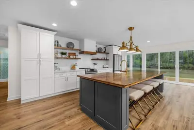Image de Comforting Lakeside Retreat in Gated Community