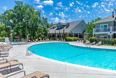 Image de Professionally managed Condo, Pool, Fireplace, Bbq