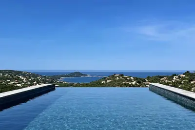 Image de Villa 270m² Vue mer panoramique - 5 Chambres avec salles d'eau et piscine