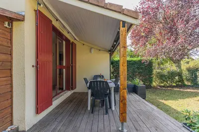 Image de Logement dans le village de vacances 'Gite Les Moussaillons' avec terrasse privée et Wi-Fi