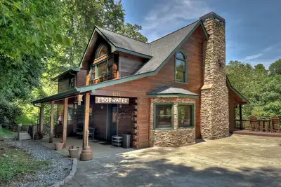 Image de Ideal for large families, this riverfront gem boasts a dock, firepit, hot tub, basketball court, and a pool table for endless fun. Pet Friendly and WiFi