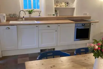 Image de Thatch 1 bed cottage. Period features.