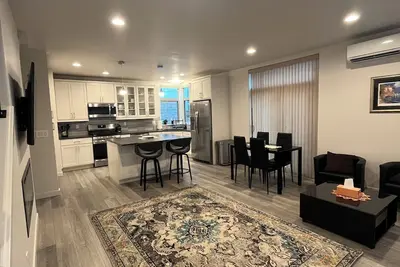 Bright Townhome in Trendy Ballard