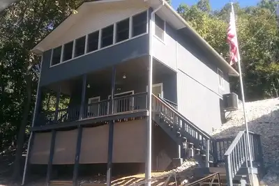 Image de Waterfront lake home, dock, quiet swim cove next to The Cave Restaurant + many