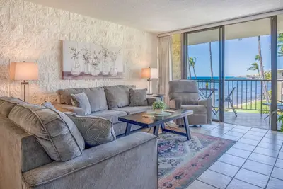 Image de *Kanai A Nalu 416* Prime Beachfront Maui Condo!