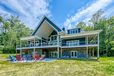 Image de Dog-friendly lakefront home with a game room, children's items, and firepit