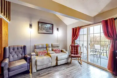 Image de Well-appointed condo in a central location with a balcony, fireplace, Ac, & W/D