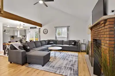 Image de Hot tub/Game Room: Relax & Unwind @ Zara’s Cottage