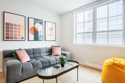 Image de 2 chambres (Queen + superposés) | Balcon · 1, 5 Sdb