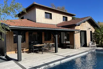 Image de Villa contemporaine avec piscine chauffée