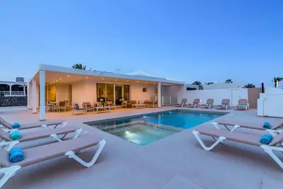 Villa Catherina by Villa Plus