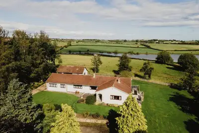 Image de Nest @ Red Hurworth - hot tub with reservoir views