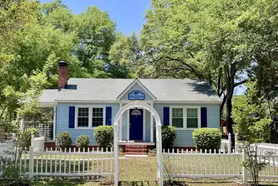 Image de Blue Door Cottage: Downtown charm & convenience, dog-friendly large fenced yard