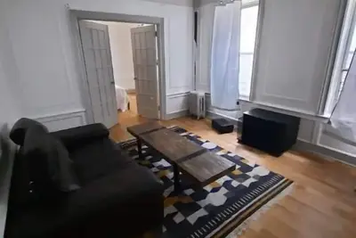 Spacious Sanctuary 1 block to train!