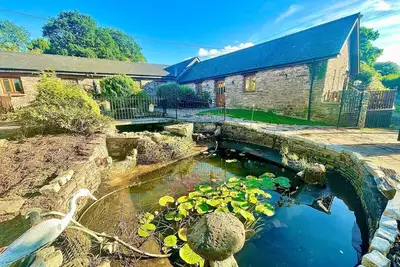 Image de 4 beautiful stone barns SlEEPS 17 People