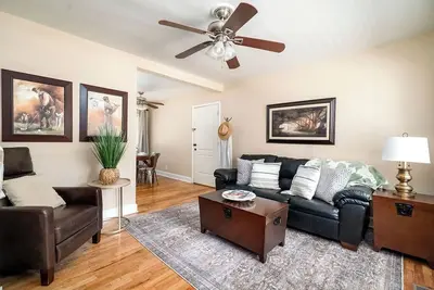 Image de 2b1b Steps from the Golf Course, Historic Downtown