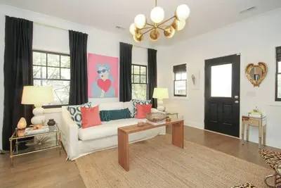 Image de The Perfect Historic Dilworth Bungalow For Sports Fans and Foodies Alike