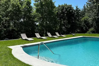 Image de 1 Bedroom English Country Suite with Soaking Tub and Pool By Nyc train