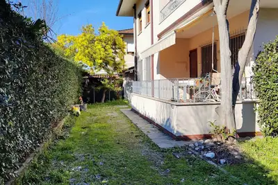 Image de Mimosa House between the hill and the sea