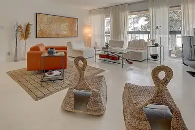 Image de Art-infused Centrally Located Modern Apartment