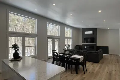 Image de Brand new, modern, cozy house in the woods!