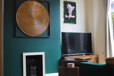 Image de Stylish semi detached 3 bed home with garden