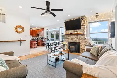 Image de Foxfire - Secluded Zen Retreat with Spa & Views