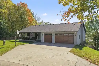 Image de Beautiful walk out rambler on  Fox Lake, great for year round use