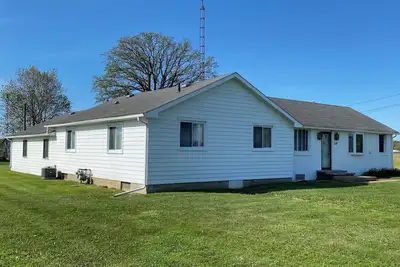 Image de Lake Erie Home near the lake with boat parking.