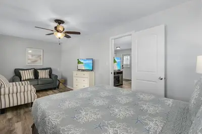 Image de 1-Bedroom Condo with Waterview Balcony Fisherman Cabin - Welcome to our stunning, newly renovated one-bedroom condo room with a balcony!