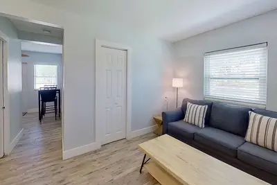 Image de 1-Bedroom Condo with Waterview Patio Angel's Den - 1-Bedroom Condo with Waterview Patio Angel