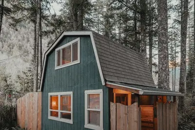 Image de Persis tiny cabin. amazing outdoor shower.