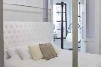 Image de ★ Beautiful 2 Bed 2 Bath w/ Soaker Tub + W/D★