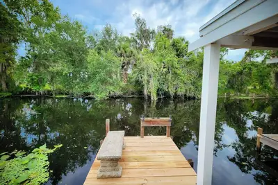 Image de Astor Serene Riverfront Retreat with 2 boat slips and a dock