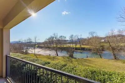 Image de Beautiful first floor 2 bed, 2 bath condo on the river