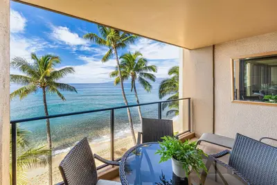 Image de Inviting Oceanfront Retreat with Scenic Views