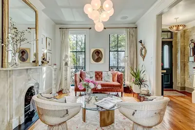 Image de Located on Pulaski Square, Heated Pool Access