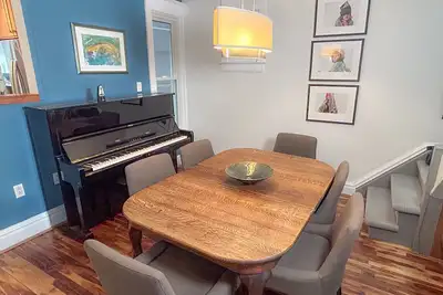 Image de Modern, cozy downtown home with everything you need.