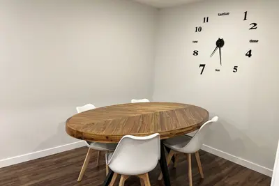 Image de Feel at home in This 2 Bedroom Basement Suite