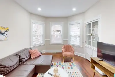 Image de 15 minutes to Fenway Park! Family-sized unit offers free parking.