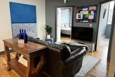 Image de Huge Windows Downtown 2Bd Apt w/ Main Strip Access