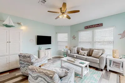 Image de Dog-friendly condo with pools, tennis, golf, deeded beach access, & deck