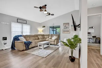 Image de Dog-friendly lakeview home with full kitchen, yard, & washer\/dryer