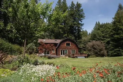 Image de Beautiful Log Cabin on 5 Acres with Gardens, Hot Tub, & Sauna