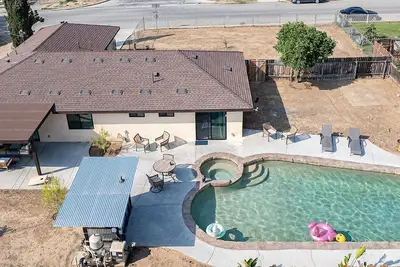 Image de Sunny Escape with Pool near colleges, park, shopping, restaurants, convention