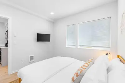 Image de The Sweetest Suite - 91 Walkscore!