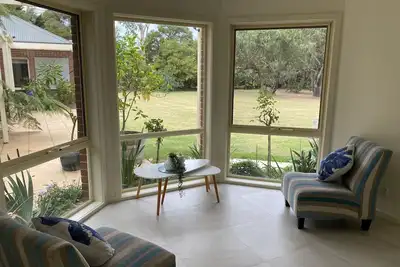 Image de Peaceful Woodlands escape close to beach.