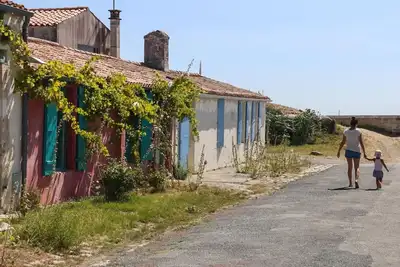 Image de Ile d' Aix, maison familiale dans le village avec jardin clos