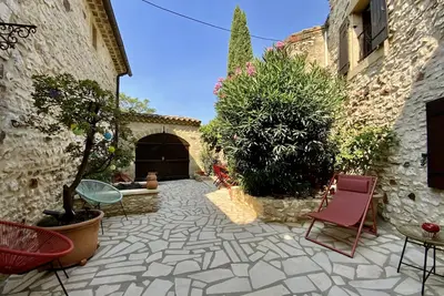 Image de L'Uzétienne- Grande demeure avec bassin et patio!